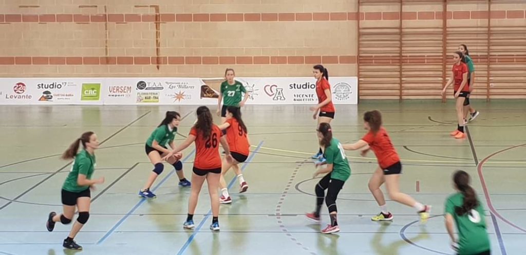El Infantil femenino de Balonmano  hace los deberes en casa en el autonómico
