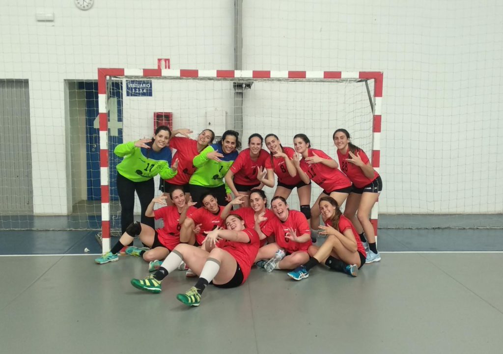 El senior femenino de balonmano se lleva los dos puntos de su visita a Almazora